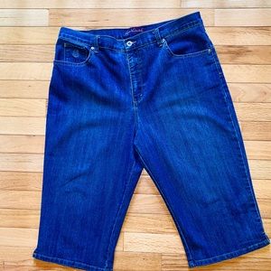 GLORIA VANDERBILT JEAN CAPRIS SIZE 16